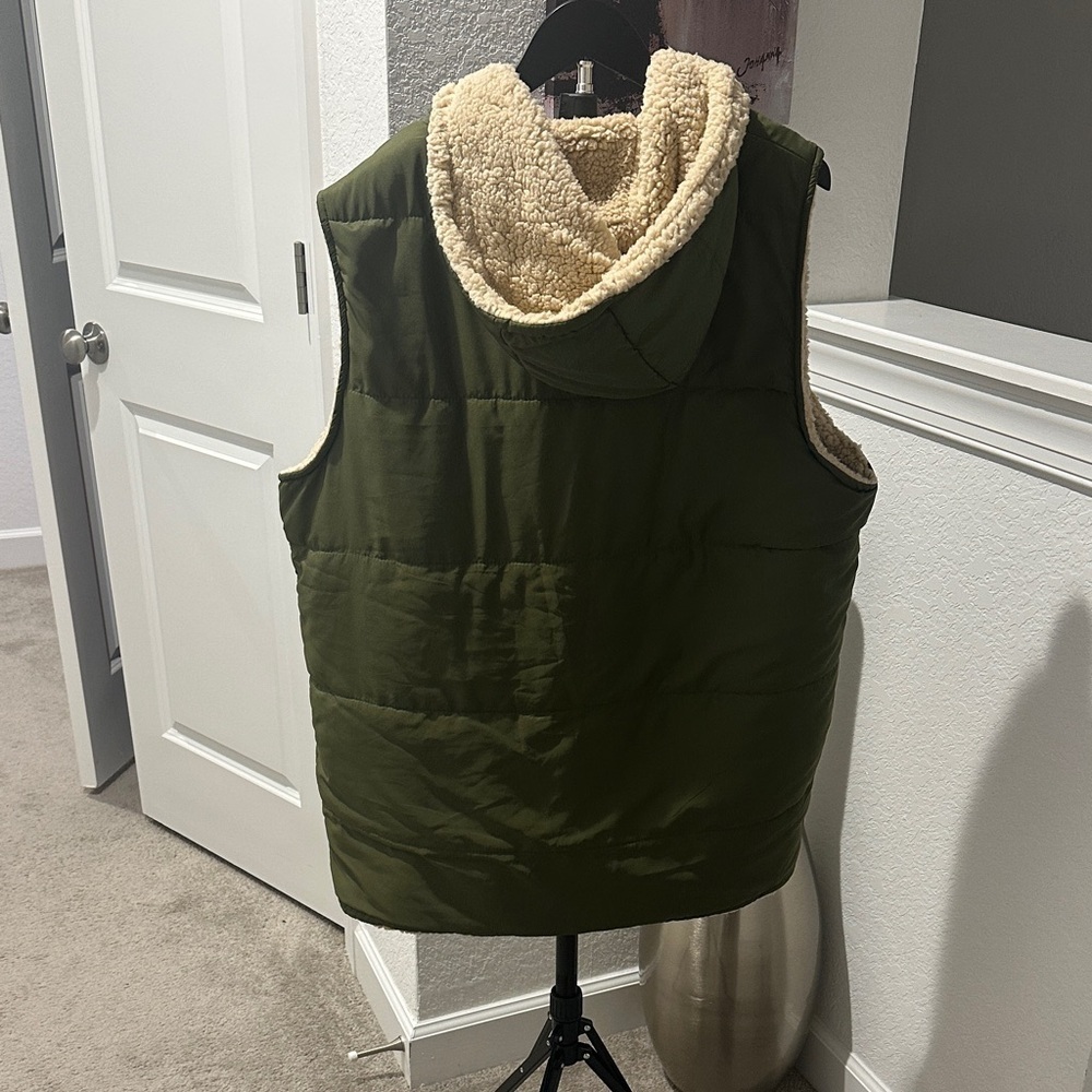 Olive Green Women's Puffer Vest with Sherpa Lining BNWOT - Picture 2 of 6